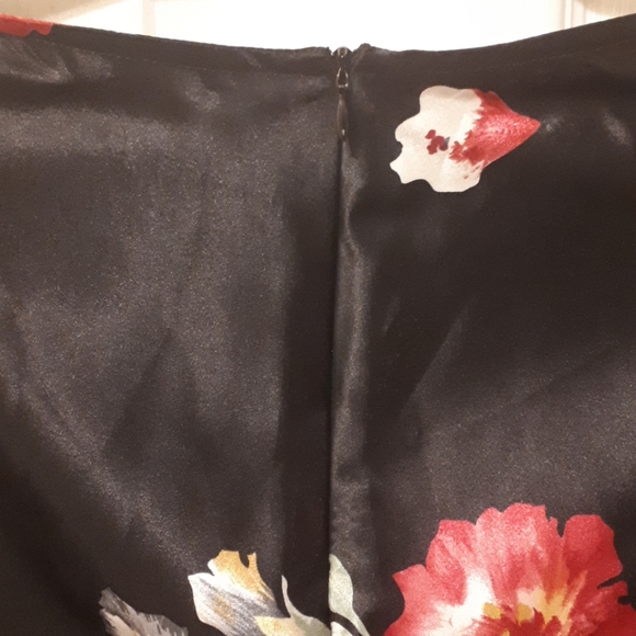 LADIES BEECHERS BROOK BLACK FLORAL SKIRT - Picture 4 of 8
